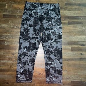 Old Navy Active black and gray digital camo capri workout leggings